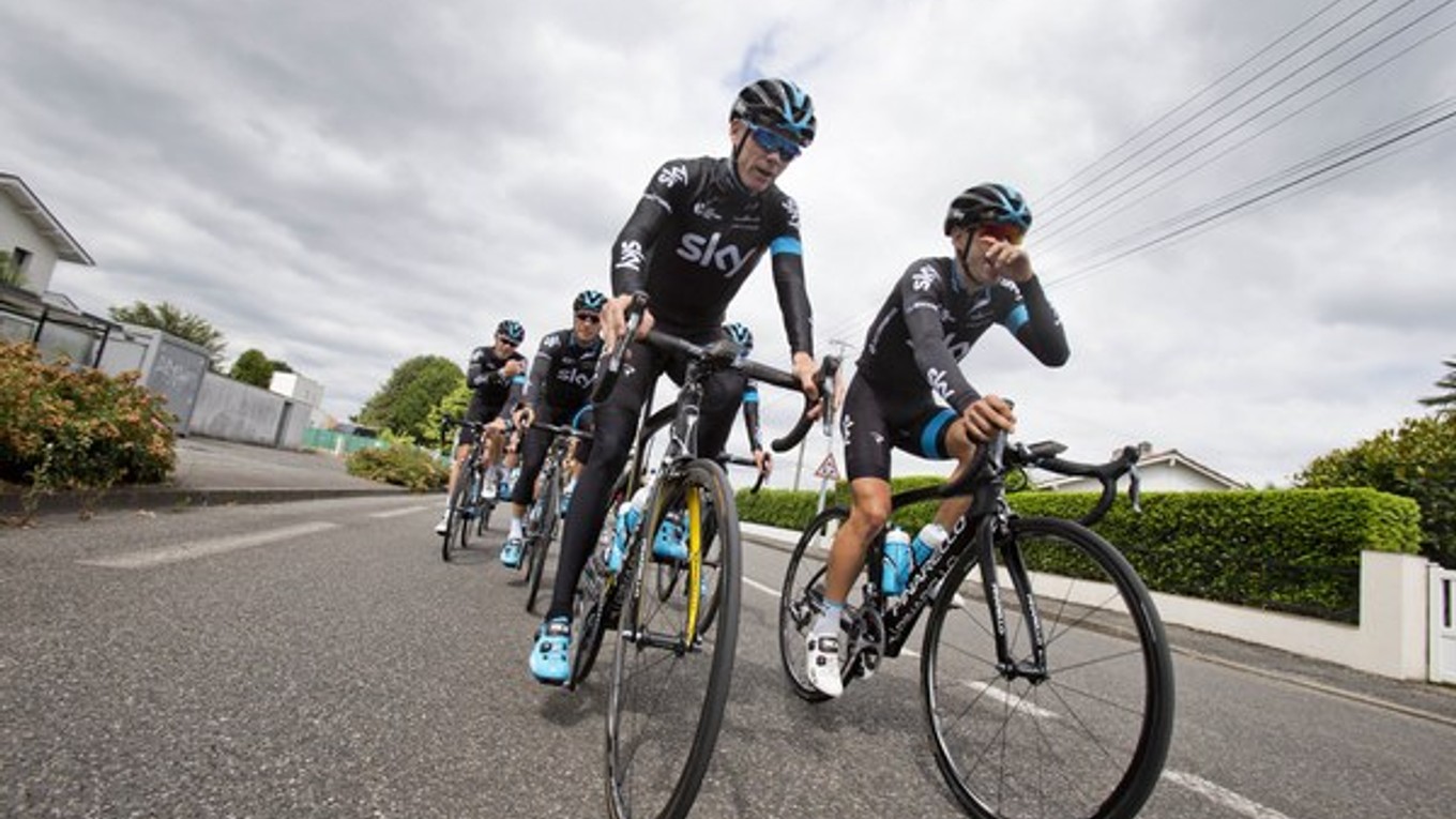 Chris Froome (vľavo) počas tréningovej jazdy s kolegami z tímu Sky.