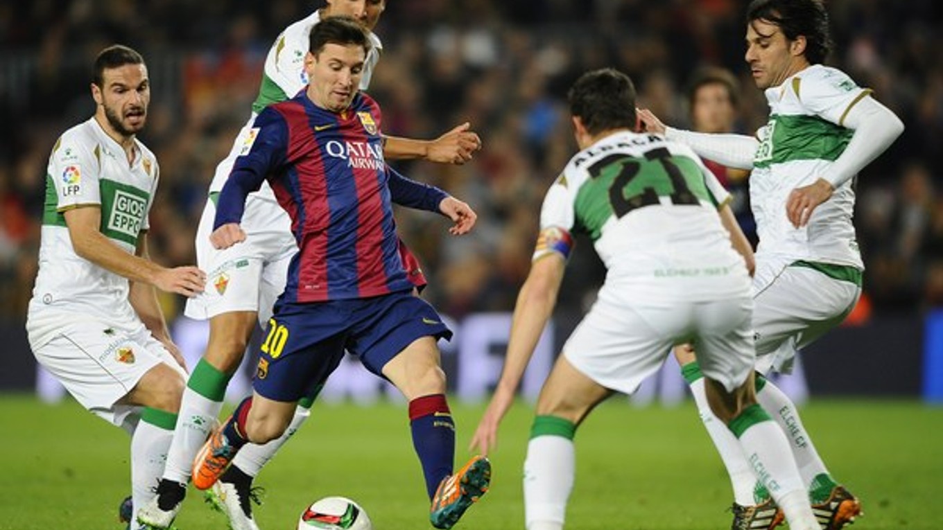 Štvorica hráčov Elche sa snaží v zápase proti Barcelone zastaviť Lionela Messiho. V budúcej sezóne si proti najlepším španielskym klubom nezahrá.
