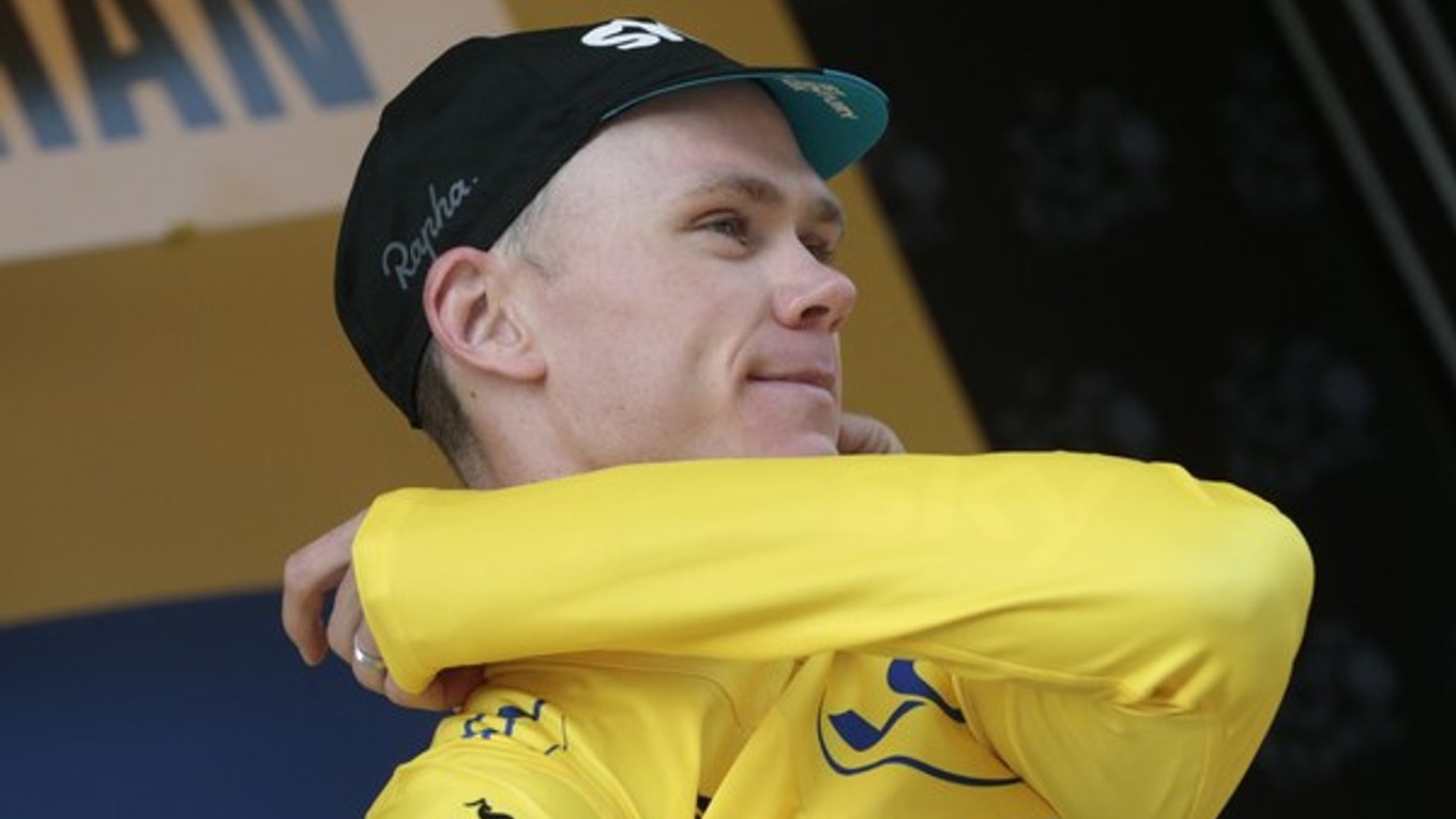 Chris Froome začal Tour de France najlepšie. Už v prvom týždni si obliekol žlté tričko.