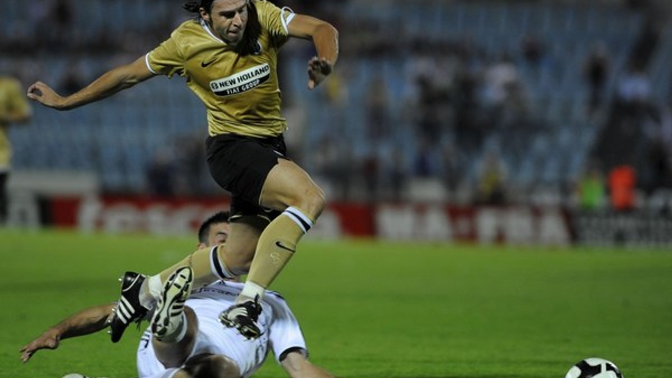 V drese Petry Drnovice sa predstaví aj bývalý hráč Juventusu Turín Zdeněk Grygera (v žltom). Snímka pochádza zo zápasu 3. predkola Ligy majstrov medzi Juventusom a Artmediou Petržalka, ktorý sa odohral dňa 26. augusta 2008.