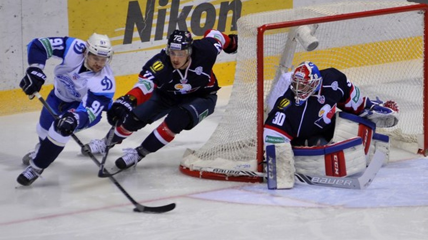 Lukáš Kozák (v strede) si už dres Slovana v KHL obliekal.