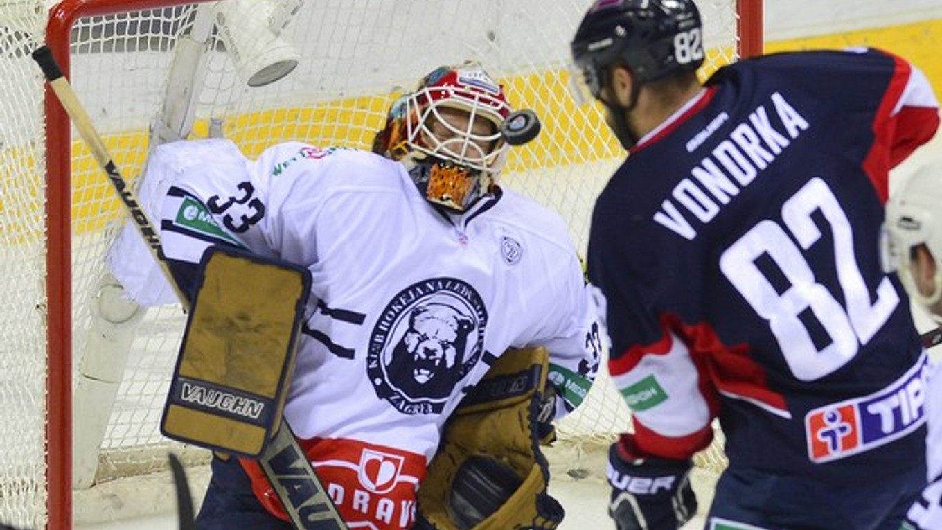 Barry Brust (vľavo) chytal v KHL aj proti Slovanu Bratislava.