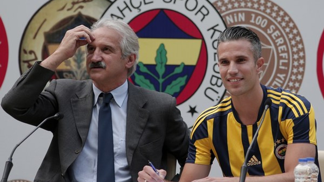 Robin van Persie (vpravo) so športovým riaditeľom Fenerbahce Istanbul Giulianom Terraneom.