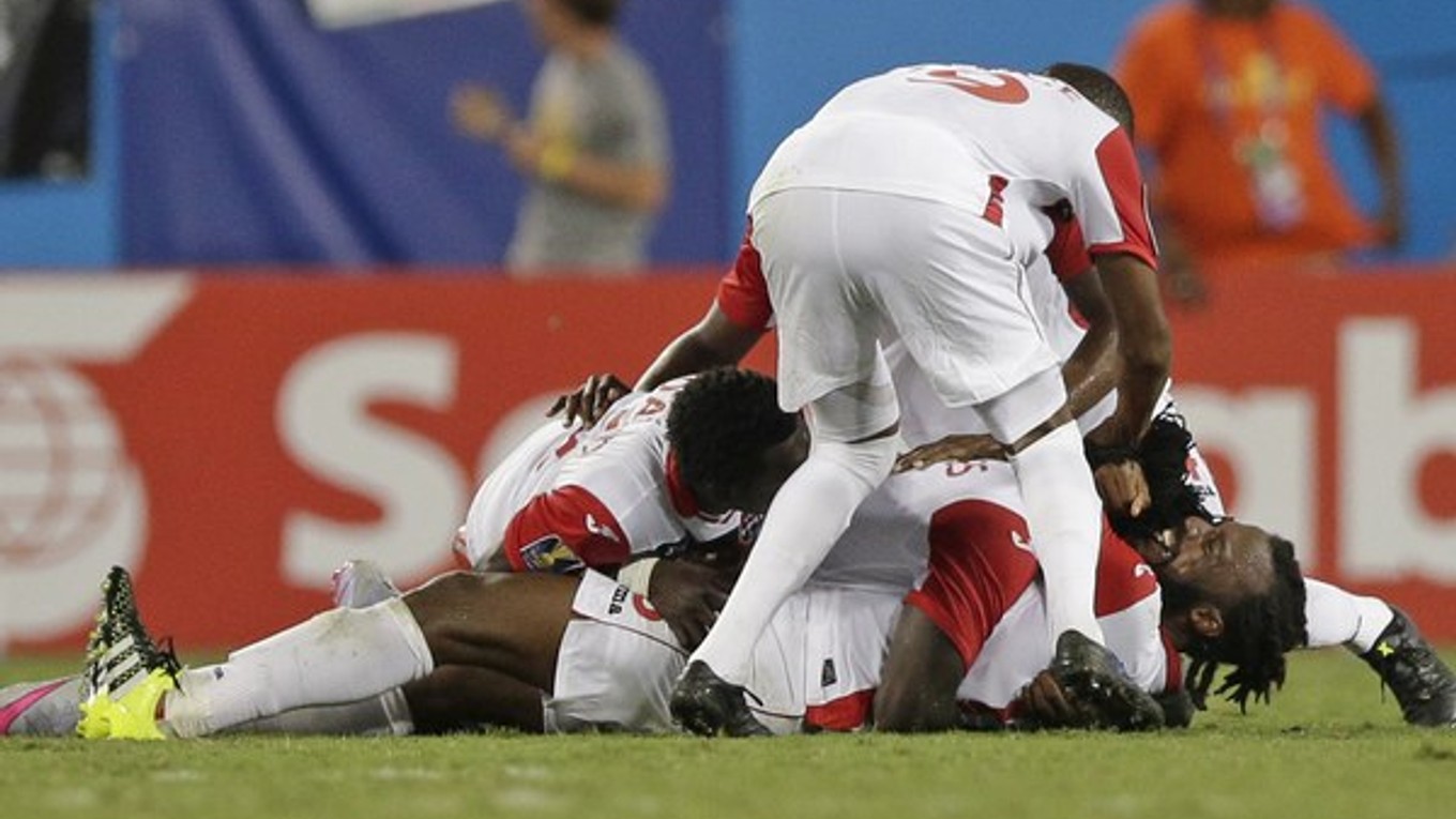 Futbalisti Trinidadu a Tobaga oslavujú vyrovnávajúci gól Yohanca Marshalla z 94. minúty.