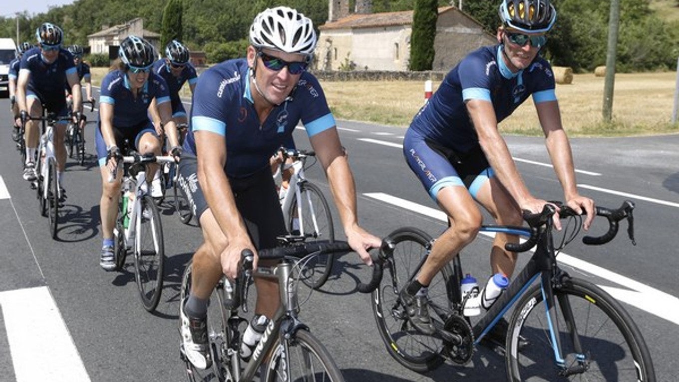 Lance Armstrong (vľavo) podporil v charitatívnej jazde bývalého anglického reprezentanta Geoffa Thomasa (vpravo).