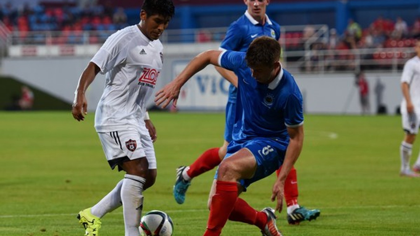 Aldo Baez (vľavo) nastúpil v úvodnom dueli 2. predkola Európskej ligy proti Linfield FC prvý raz v drese Spartaka Trnava.