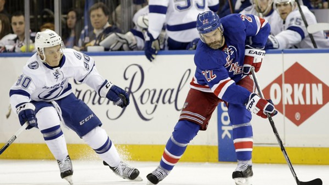 Namestnikov (vľavo) zostáva aj naďalej členom organizácie Lightning.