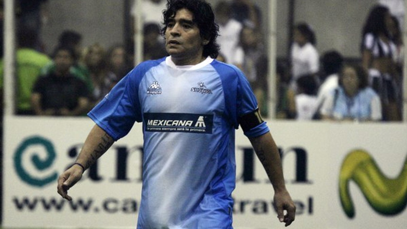 Diego Maradona je argentínskou futbalovou legendou. Jeho meno sa však spája aj so škandálmi. Počas kariéry sa najslávnejším stal jeho gól rukou počas majstrovstiev sveta vo futbale v roku 1986.