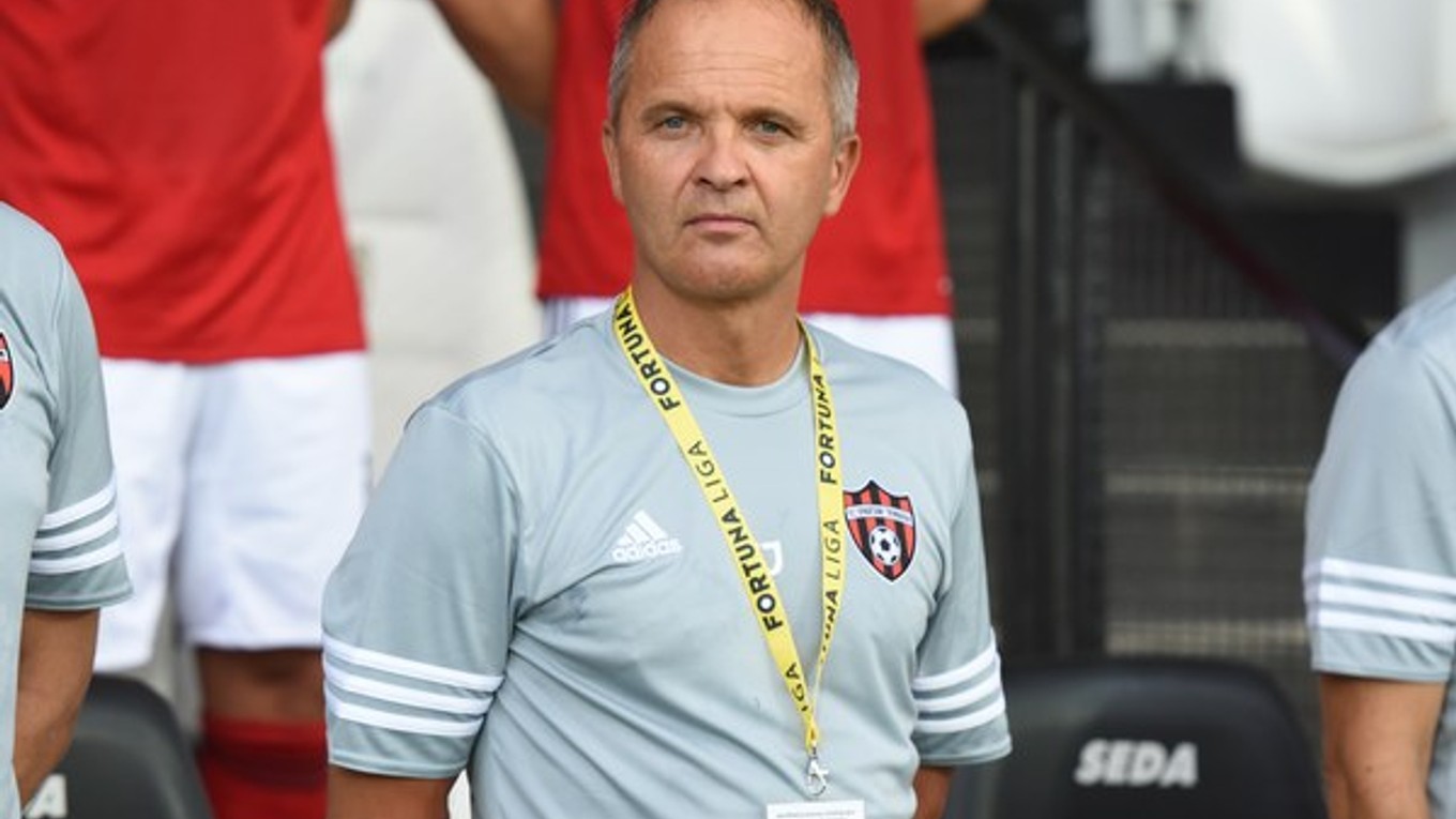 Tréner Trnavy Juraj Jarábek musí čeliť útokom nespokojných fanúšikov.