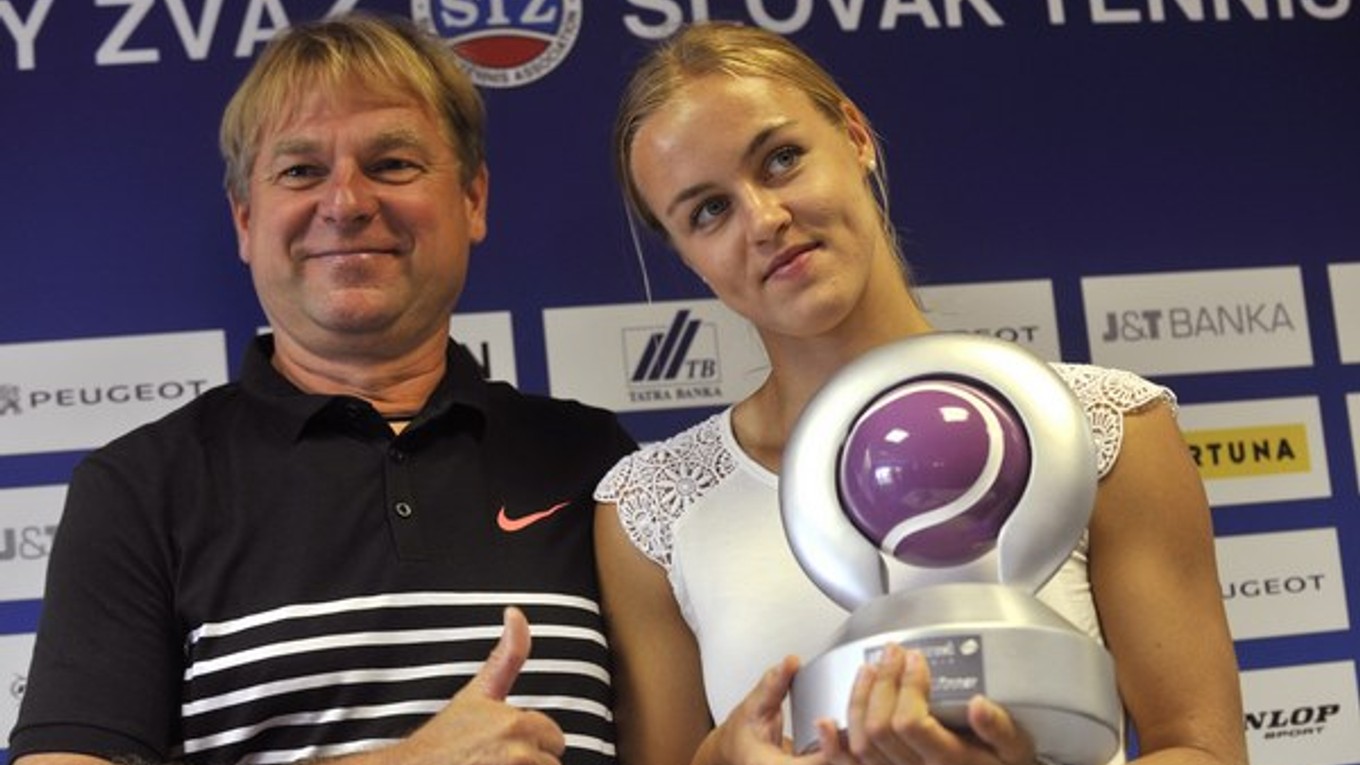 Tenistka Karolína Schmiedlová pózuje so svojim trénerom Milanom Martincom po víťazstve na turnaji v Bukurešti.