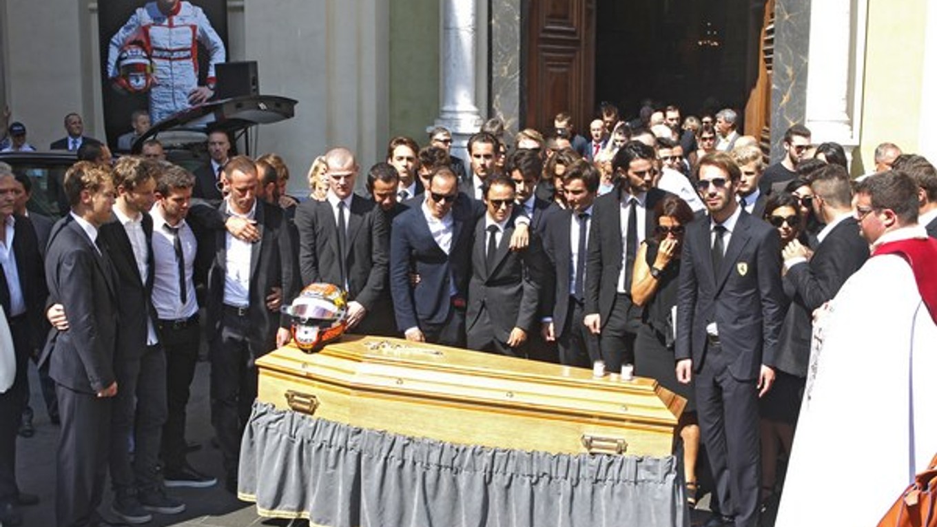 Rodinní príslušníci a piloti F1 stoja pred rakvou francúzskeho jazdca Julesa Bianchiho počas pohrebu pred katedrálou v Nice.