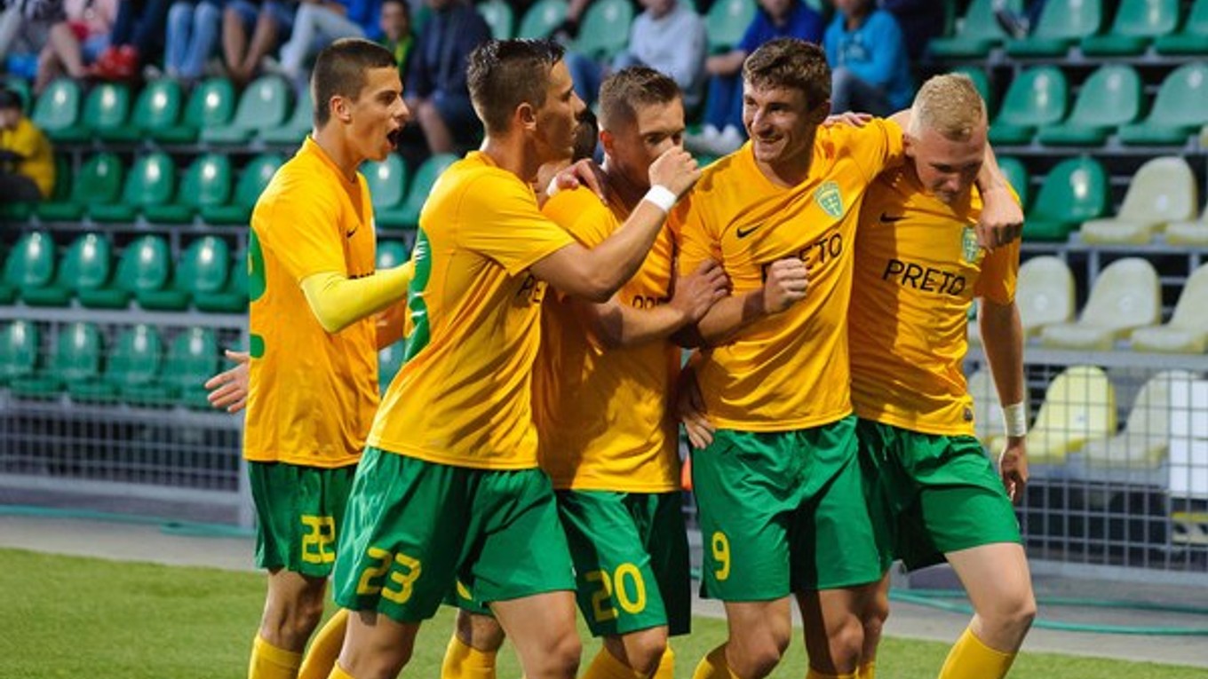 Futbalistom Žiliny sa zatiaľ v Európskej lige darí. Až šesť gólov v troch zápasoch strelil chorvátsky útočník Matej Jelič (druhý sprava).