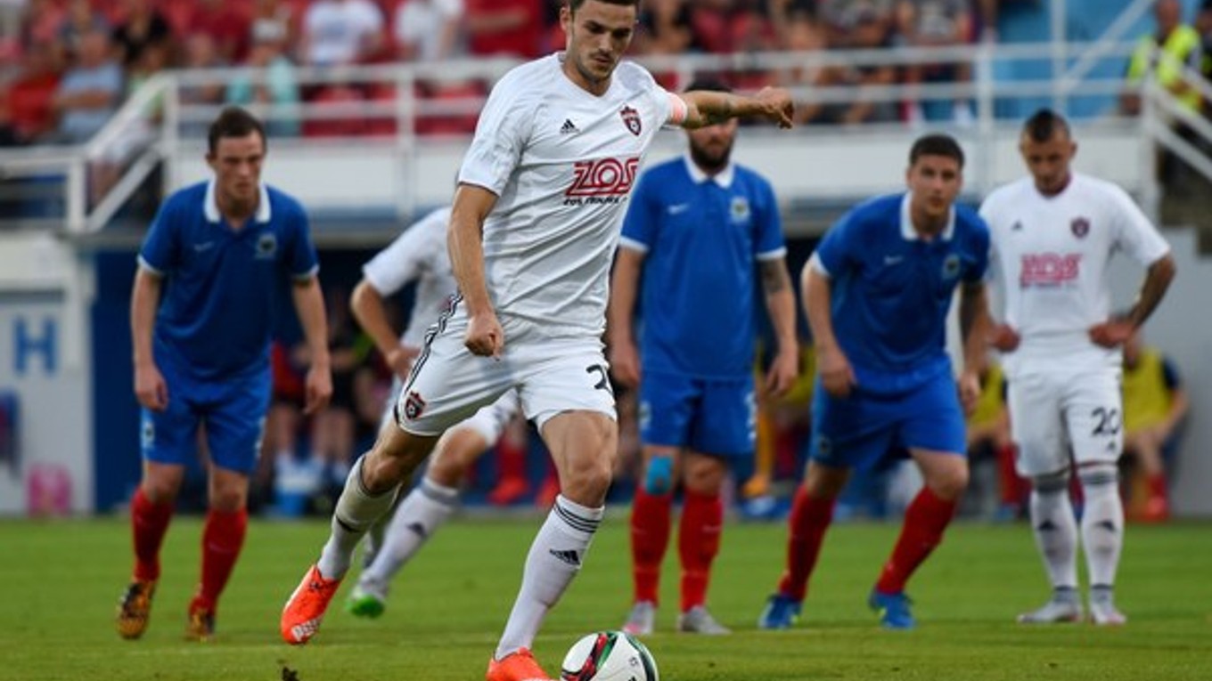 Erik Sabo strieľa z pokutového kopu gól Spartaka Trnava na 1:0 v prvom zápase druhého predkola Európskej ligy.