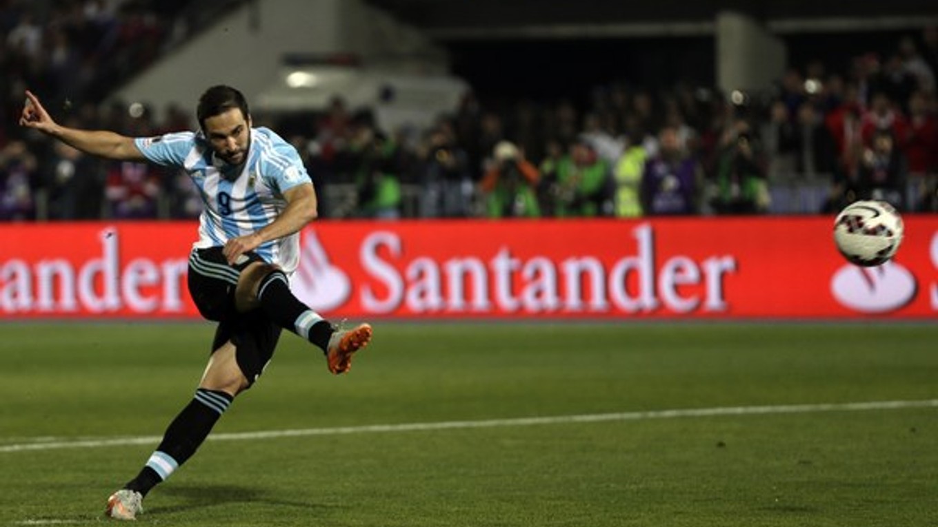 Gonzalo Higuaín nepremenil pokutový kop v penaltovom rozstrele vo finále Copa América proti Čile.