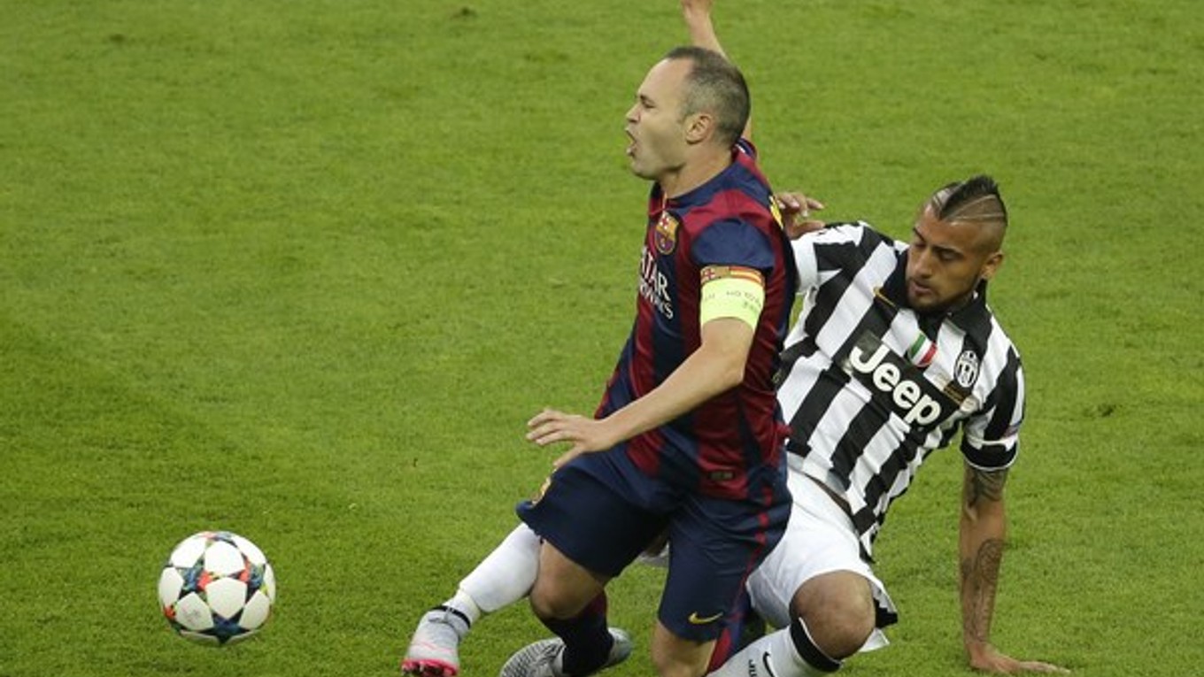 Arturo Vidal (vpravo) si v uplynulej sezóne zahral aj vo finále Ligy majstrov. Na snímke posiela sklzom k zemi záložníka FC Barcelona Andrésa Iniestu.