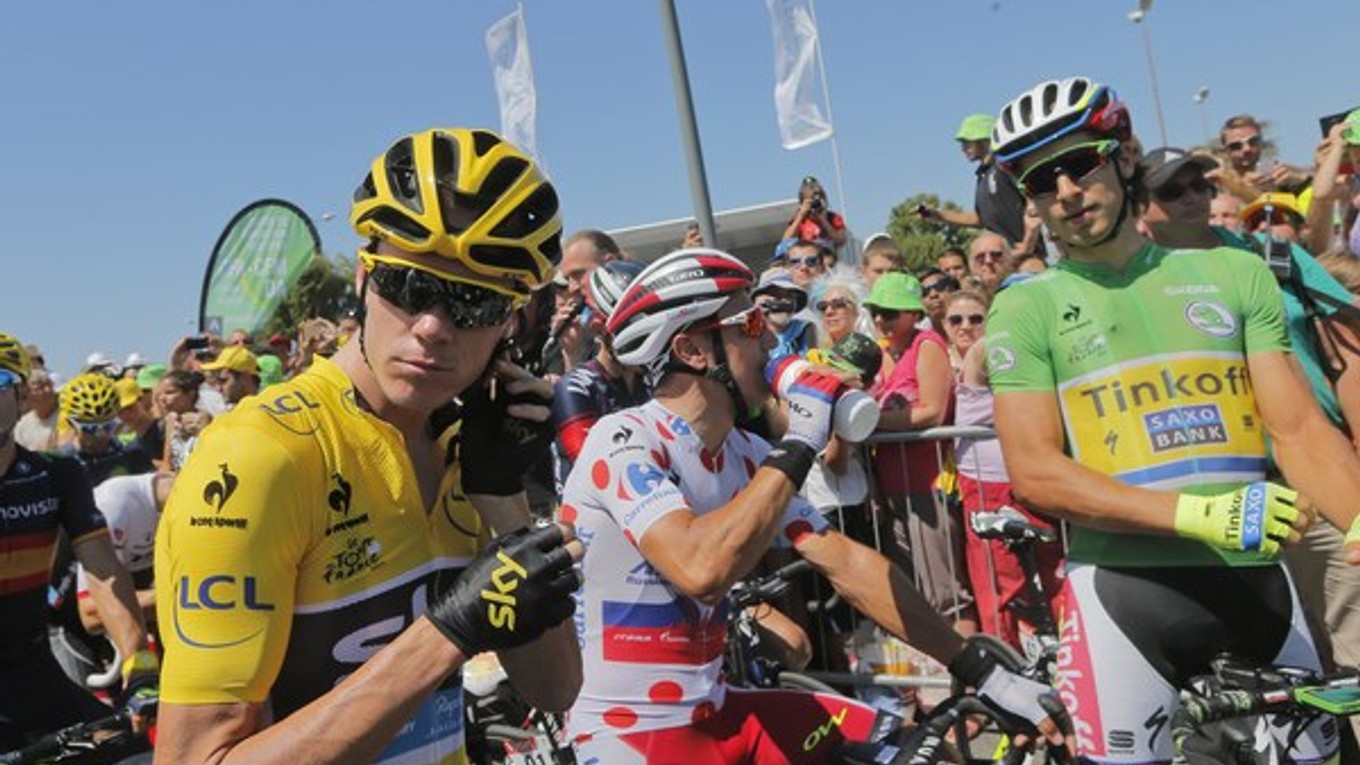 Chris Froome (vľavo) a Peter Sagan (vpravo) sa podrobili kontrole komisárov UCI.