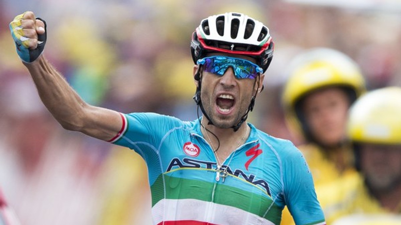 Vincenzo Nibali oslavuje piate etapové víťazstvo v kariére.