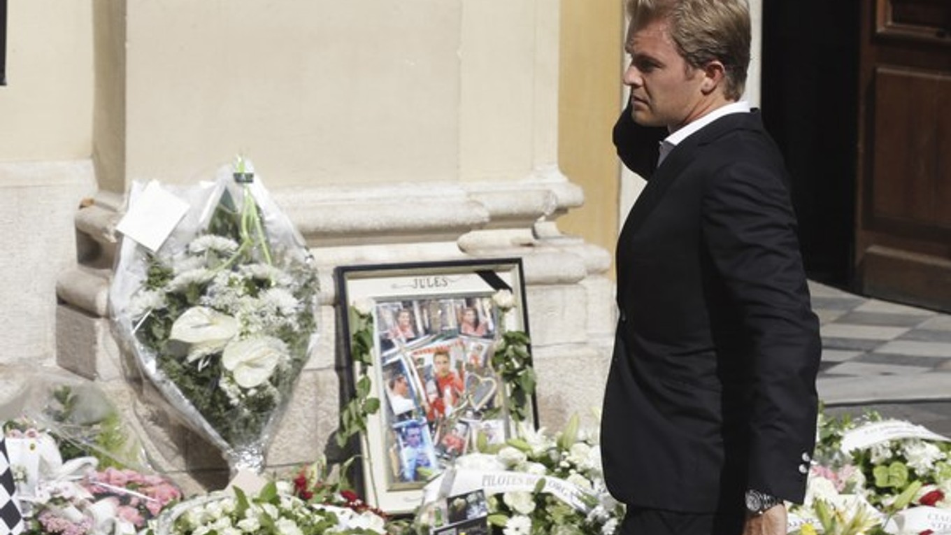 Nemecký pilot F1 Nico Rosberg smutne postáva pred katedrálou pred začiatkom pohrebu Julesa Bianchiho.