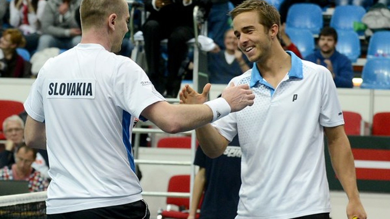 Daviscupový reprezentant Andrej Martin (vpravo) postúpil v Bielle do ďalšieho kola.