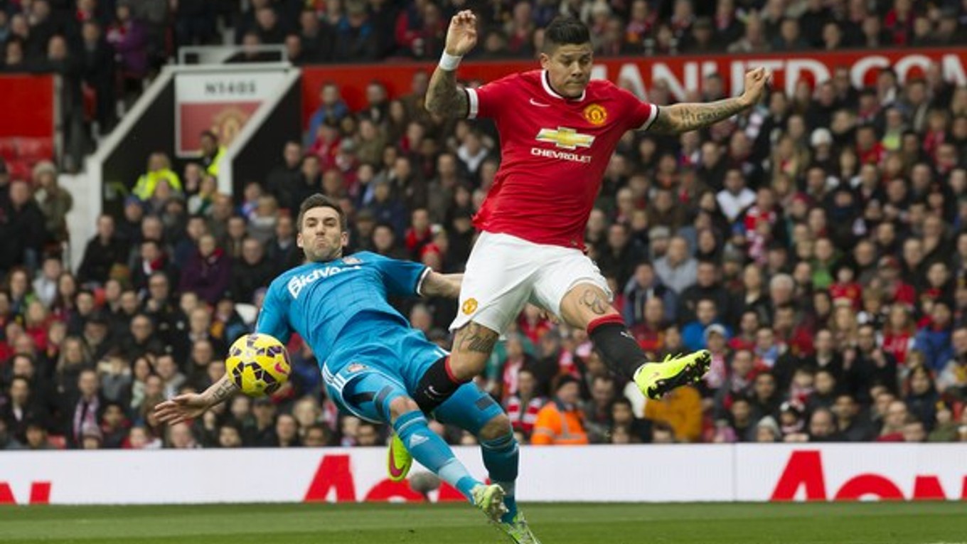 Marcos Rojo (vpravo) bojuje o loptu v zápase proti Sunderlandu s Anthonym Reveillerom.