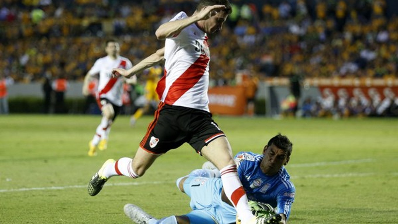 Brankár mexického klubu Tigres Nahuel Guzman chytá loptu pri šanci Tabareho Viudeza z argentínskeho River Plate.