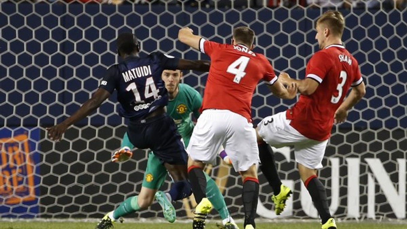Blaise Matuidi (s číslom 14) strieľa úvodný gól do siete Manchestru United.