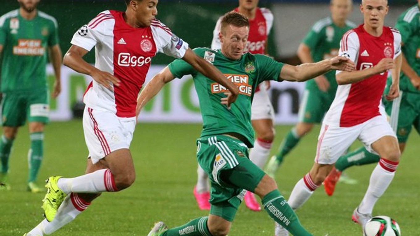 Futbalisti Ajaxu Amsterdam remizovali v úvodnom zápase tretieho predkola Ligy majstrov na ihrisku Rapidu Viedeň.