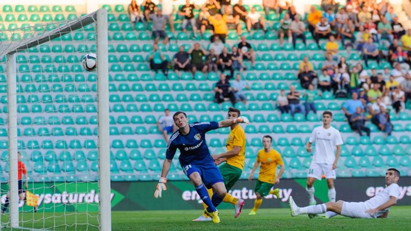 Matej Jelič (za brankárom súpera) strieľa úvodný gól stretnutia.