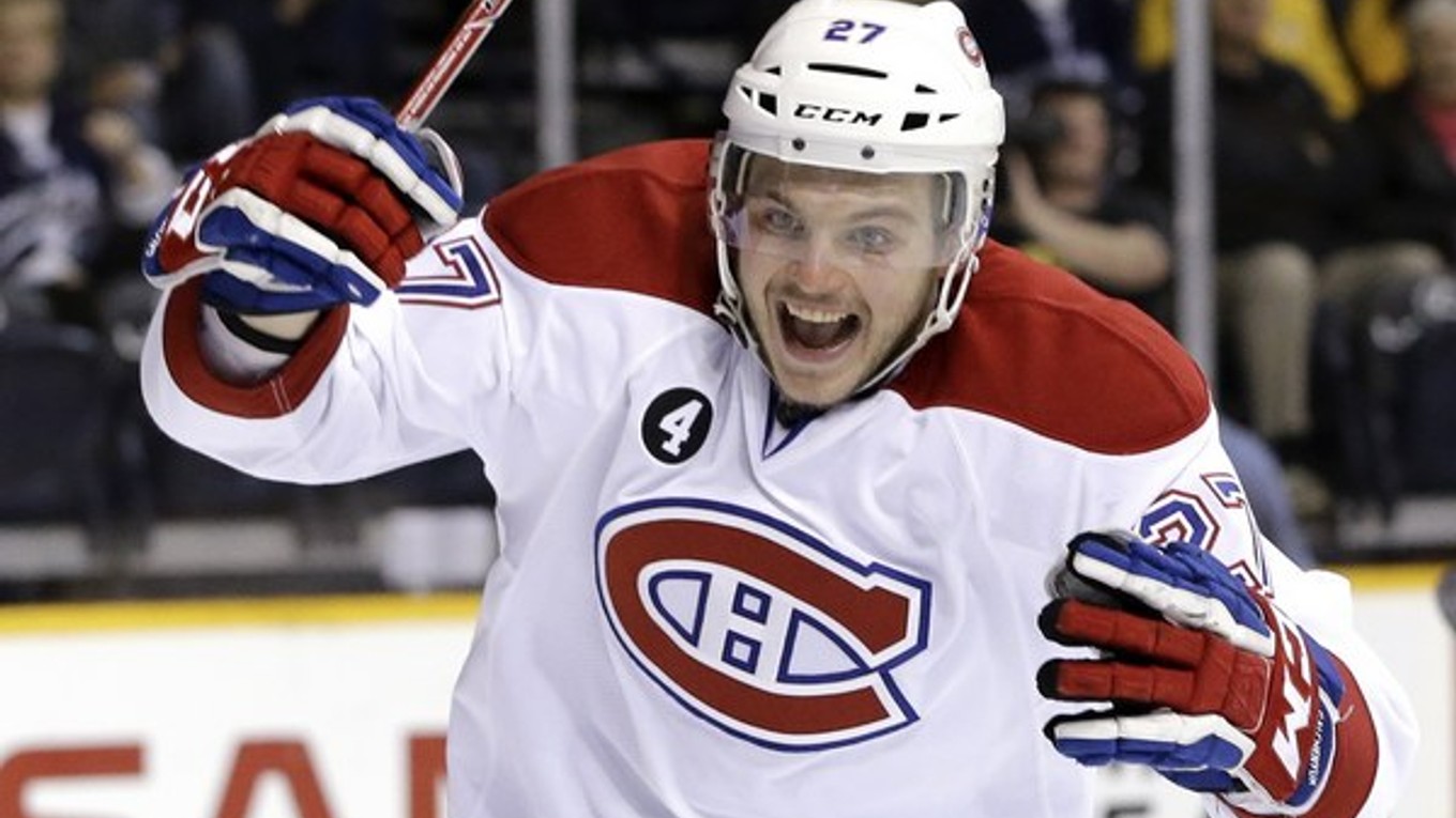 Alex Galčeňjuk si bude aj naďalej obliekať dres Montrealu Canadiens.