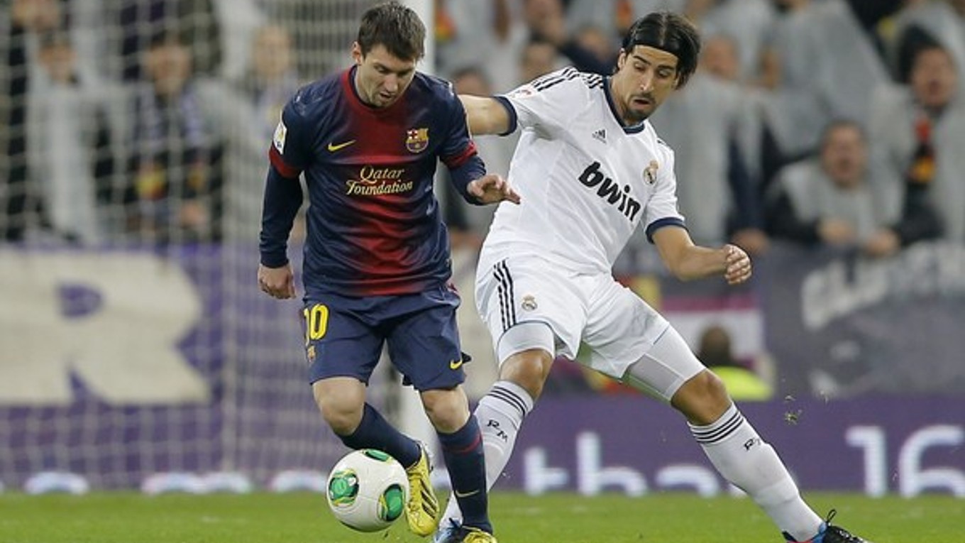 Sami Khedira (vpravo) v súboji s útočníkom FC Barcelona Lionelom Messim.