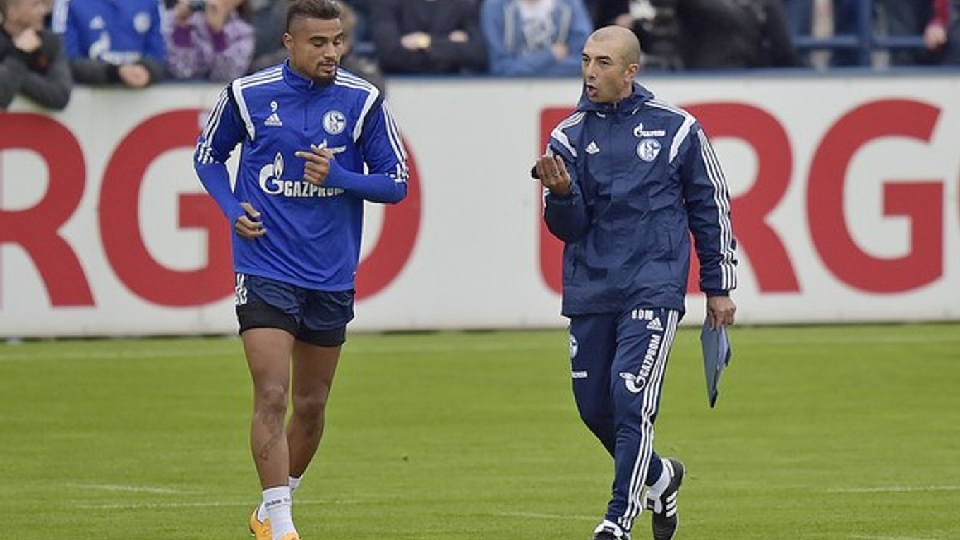 Boateng (vľavo) nepotvrdil v Gelsenkirchene vysoké očakávania a z tímu "königsblau" odchádza do Portugalska.