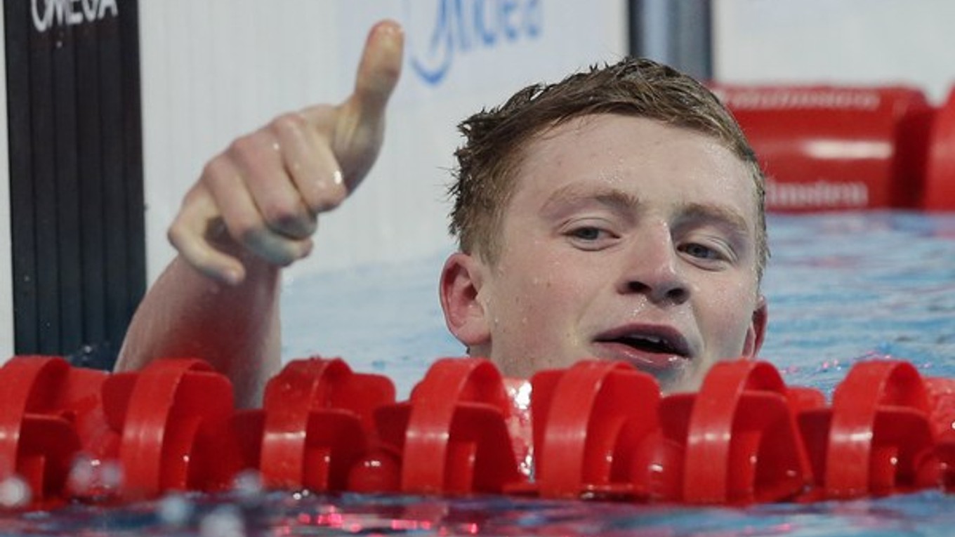 Adam Peaty sa teší po tom, ako zaplával svetový rekord na 50 m prsia.