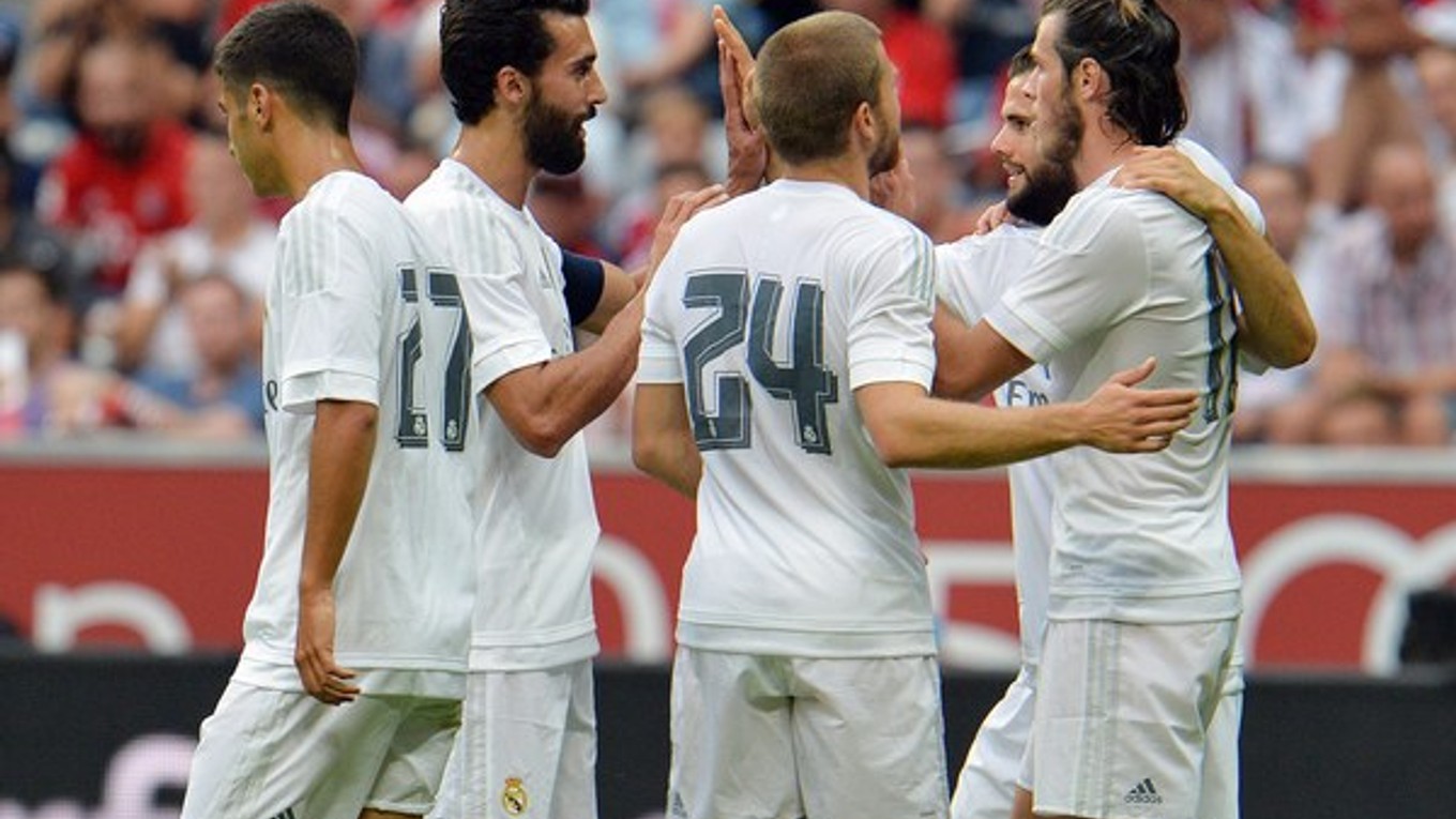 Futbalisti Realu Madrid oslavujú jeden zo svojich gólov do siete Tottenhamu.