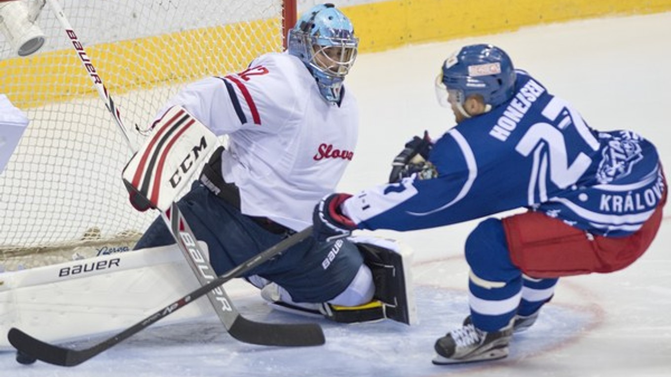 Brankár Slovana Kevin Garnett zasahuje pri šanci Antonína Honejska.