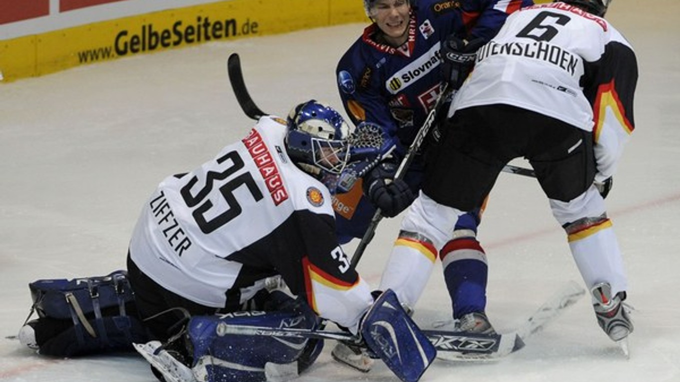 Šagát (v strede) bude v najbližšom období pôsobiť v dánskom hokeji.