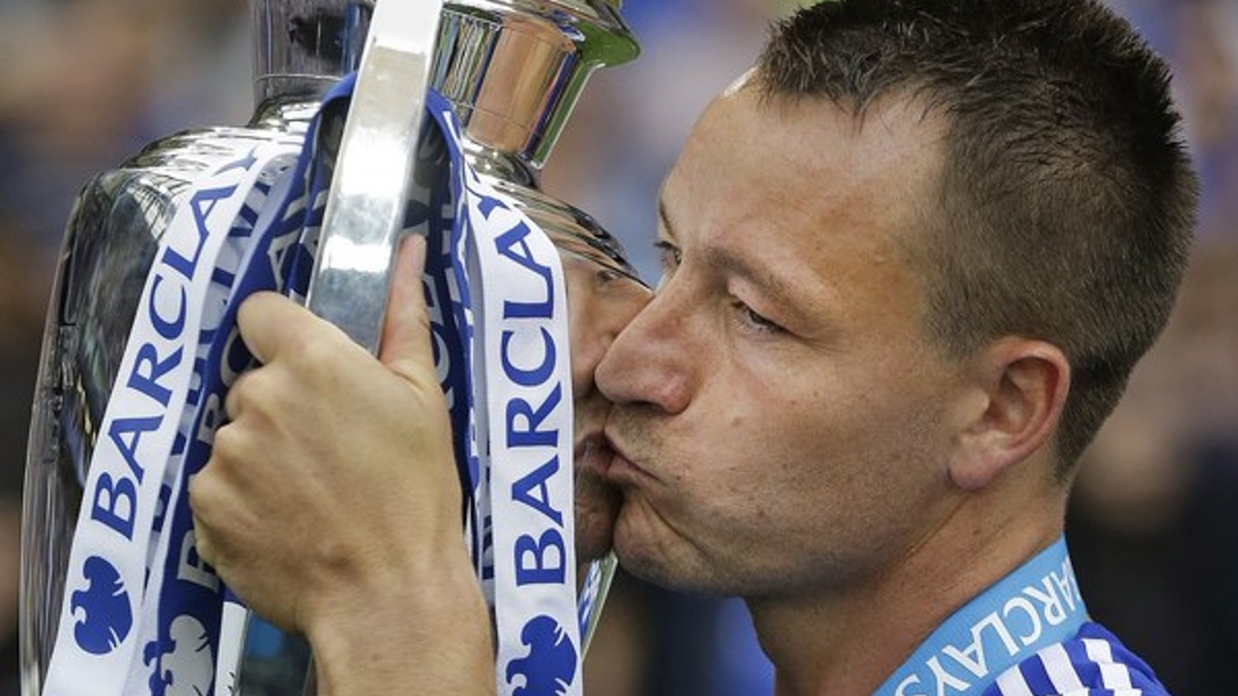 John Terry bozkáva trofej za víťazstvo v Premier League.