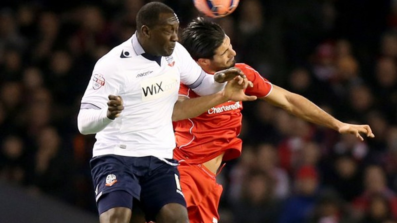 Heskey (vľavo) zvláda aj v pokročilom veku profesionálny futbalový kolotoč. Takto bojoval v januárovom štvrtom kole FA Cup-u s Emre Canom z Liverpoolu.