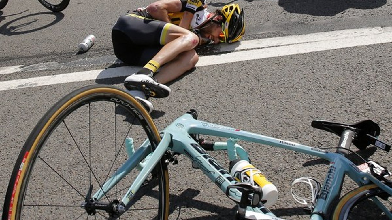 Laurens Ten Dam mal smolu aj na Tour de France. Už v tretej etape sa zaplietol do hromadného pádu.