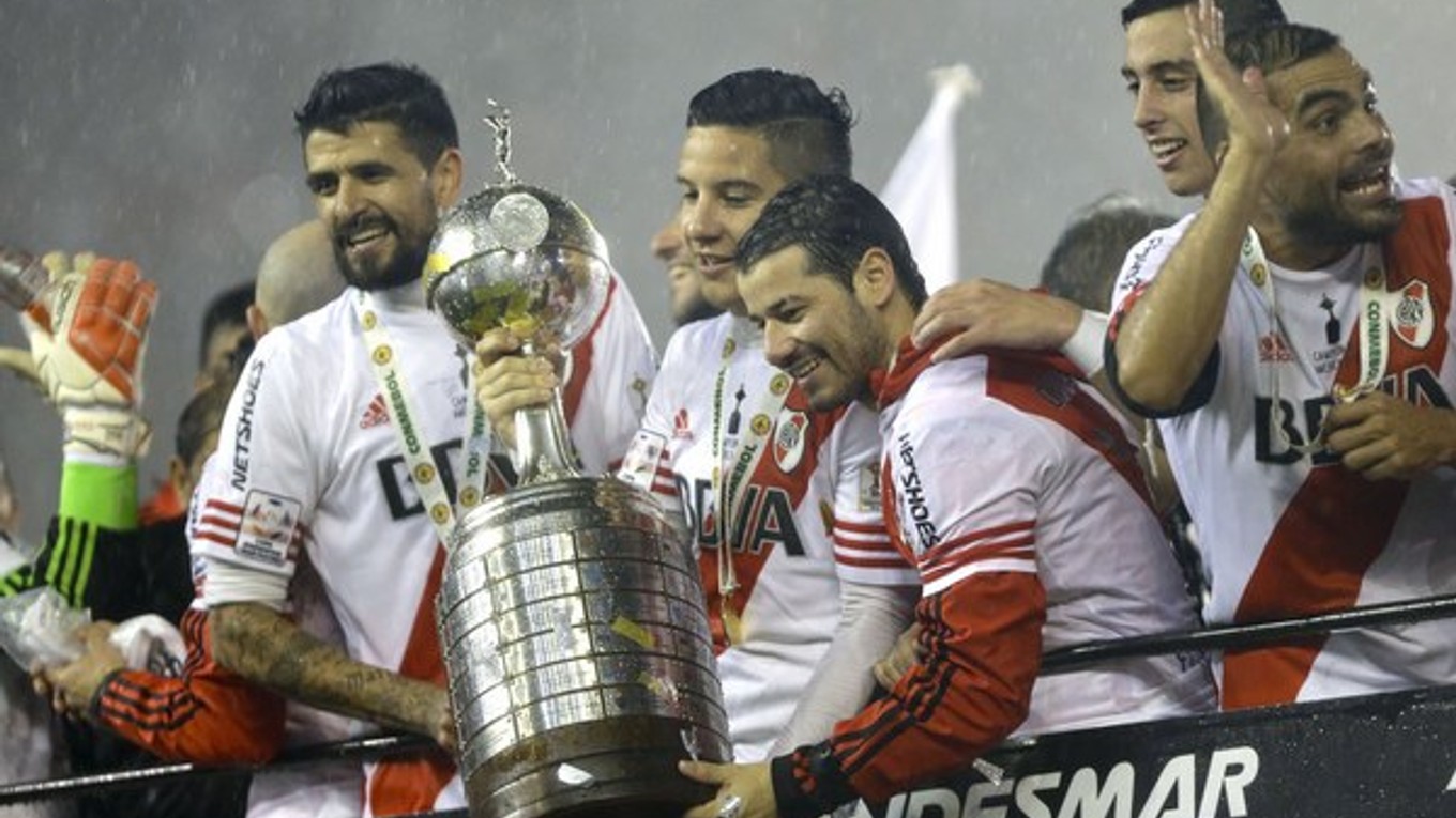 Futbalisti River Plate oslavujú víťazstvo v Pohári osloboditeľov s majstrovskou trofejou v rukách.