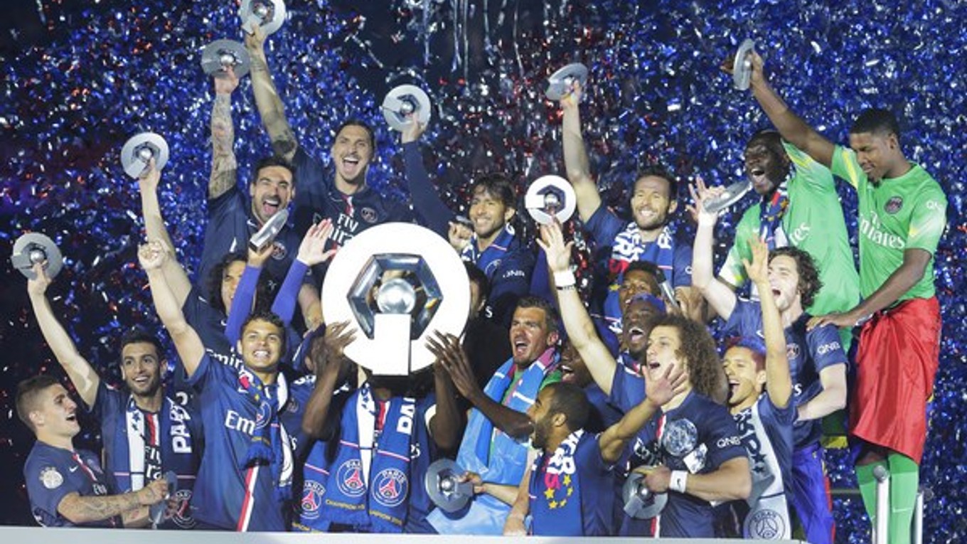 Vlani získali na domácej futbalovej scéne tri trofeje. Na snímke sa futbalisti PSG tešia zo zisku ligového titulu.
