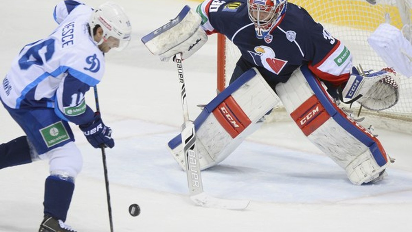 Denis Godla si v minulej sezóne obliekol aj dres Slovana Bratislava v KHL.