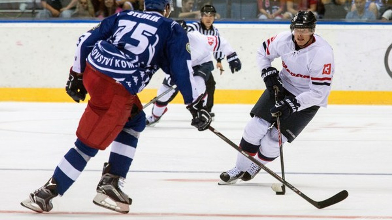 Naposledy si hokejisti Slovana poradili s Kometou Brno. Na snímke vyváža puk Václav Nedorost, proti nemu vybieha Richard Stehlík.