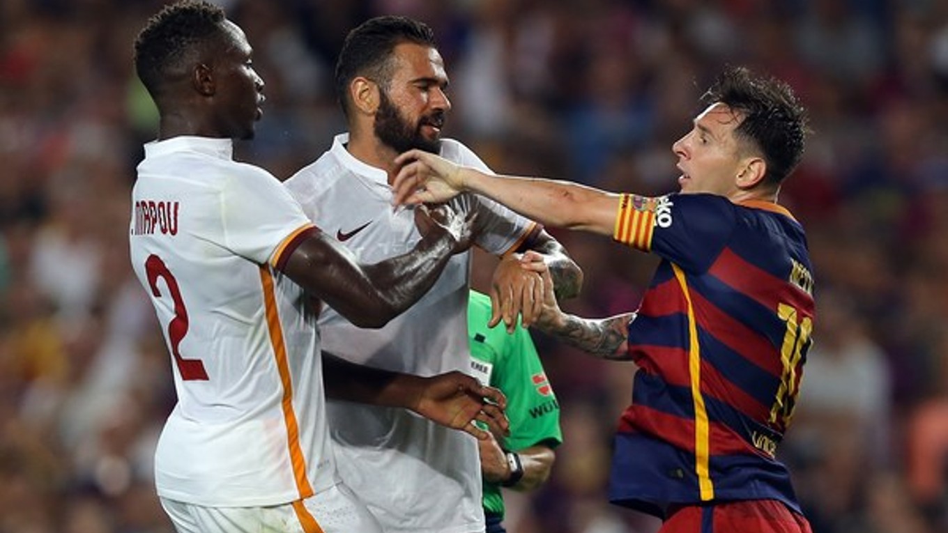 Lionel Messi (vpravo) si v súboji proti AS Rím neudržal nervy na uzde.