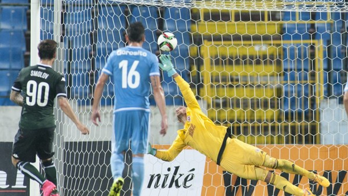 Hráč Krasnodaru Fedor Smolov strieľa z pokutového kopu vyrovnávajúci gól na 3:3.