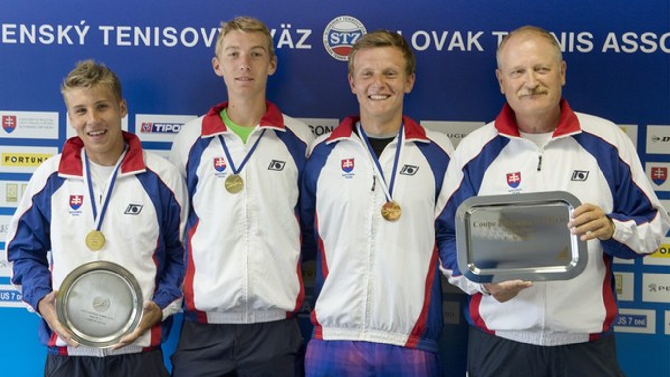 Slovenskí tenisti do 18 rokov pózujú so zlatými medailami z ME. Alex Molčan, Lukáš Klein, Patrik Néma a kapitán Ľubomír Kurhajec (zľava doprava).