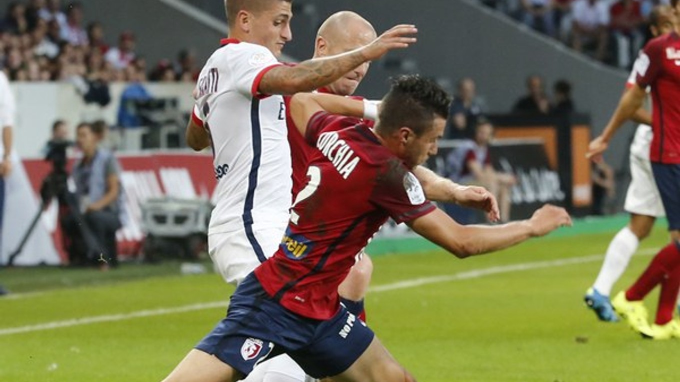 Marco Veratti (vľavo) zviedol v zápase veľa osbných súbojov. Aj vďaka jeho výkonu sa PSG dočkalo výhry hneď na úvod.