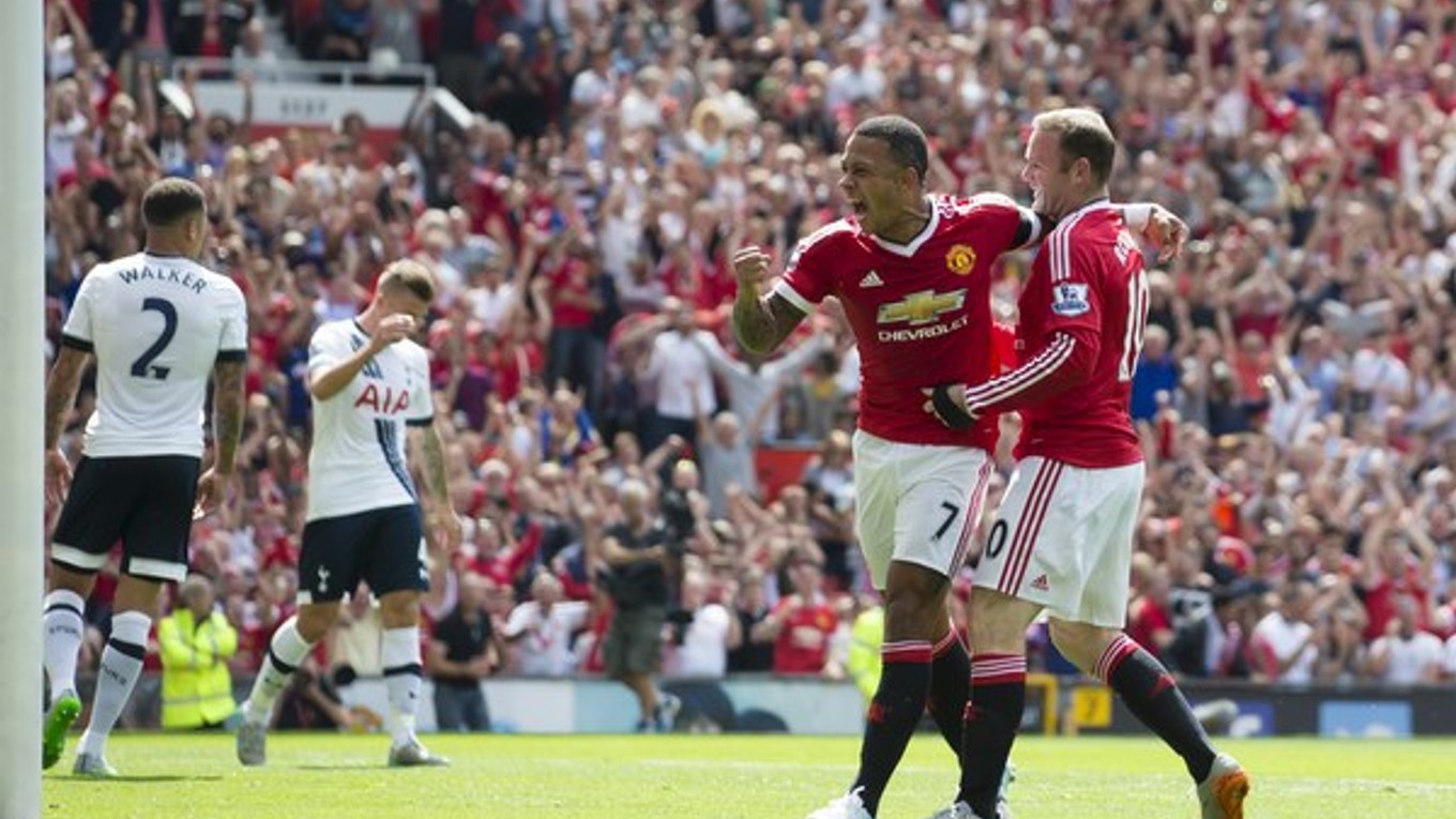 Wayne Rooney a Memphis Depay oslavujú vlastný gól obrancu Tottenhamu Kyle Walkera (vľavo).