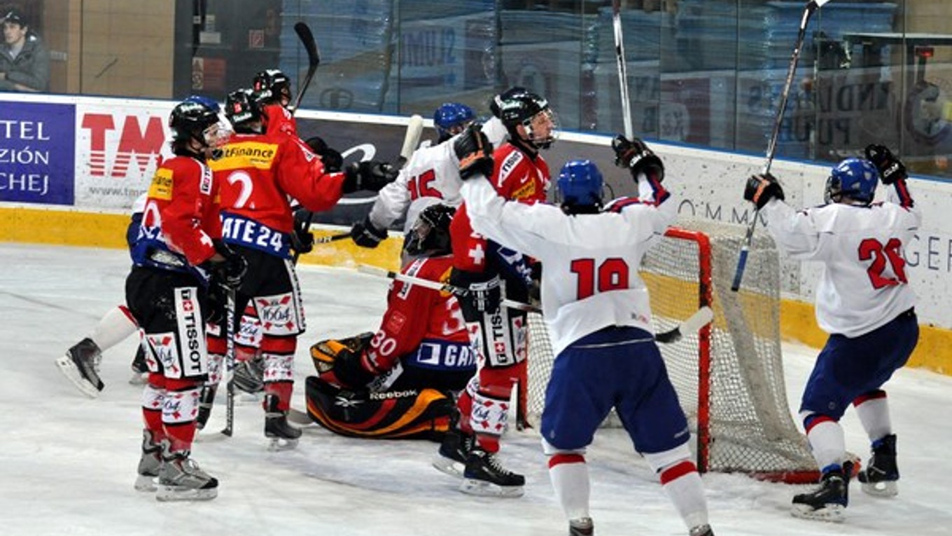 Slovenskí hokejoví reprezentanti do 18 rokov prehrali s Kanadou.
