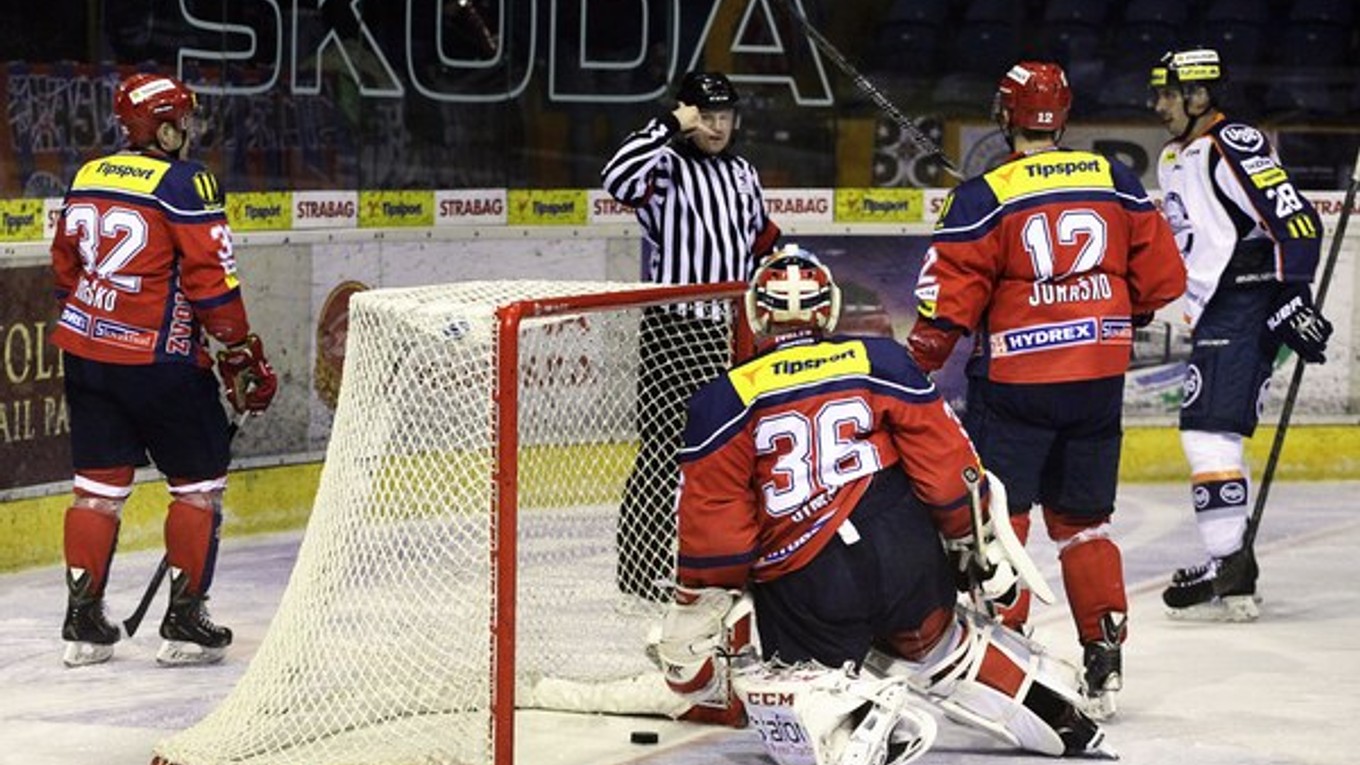 Šimko (uprostred) odchádza chytať do Pavlodaru.