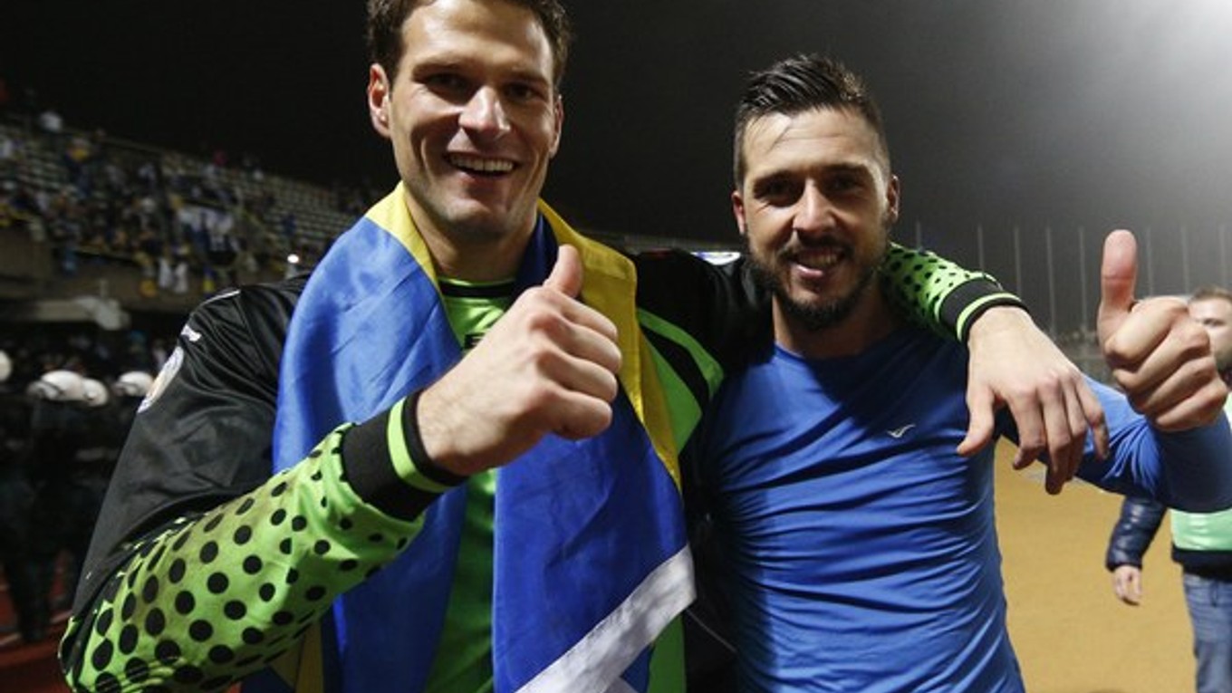 Bosniak Asmir Begovič (vľavo) je v Chelsea dvojkou belgického reprezentanta Courtoisa.